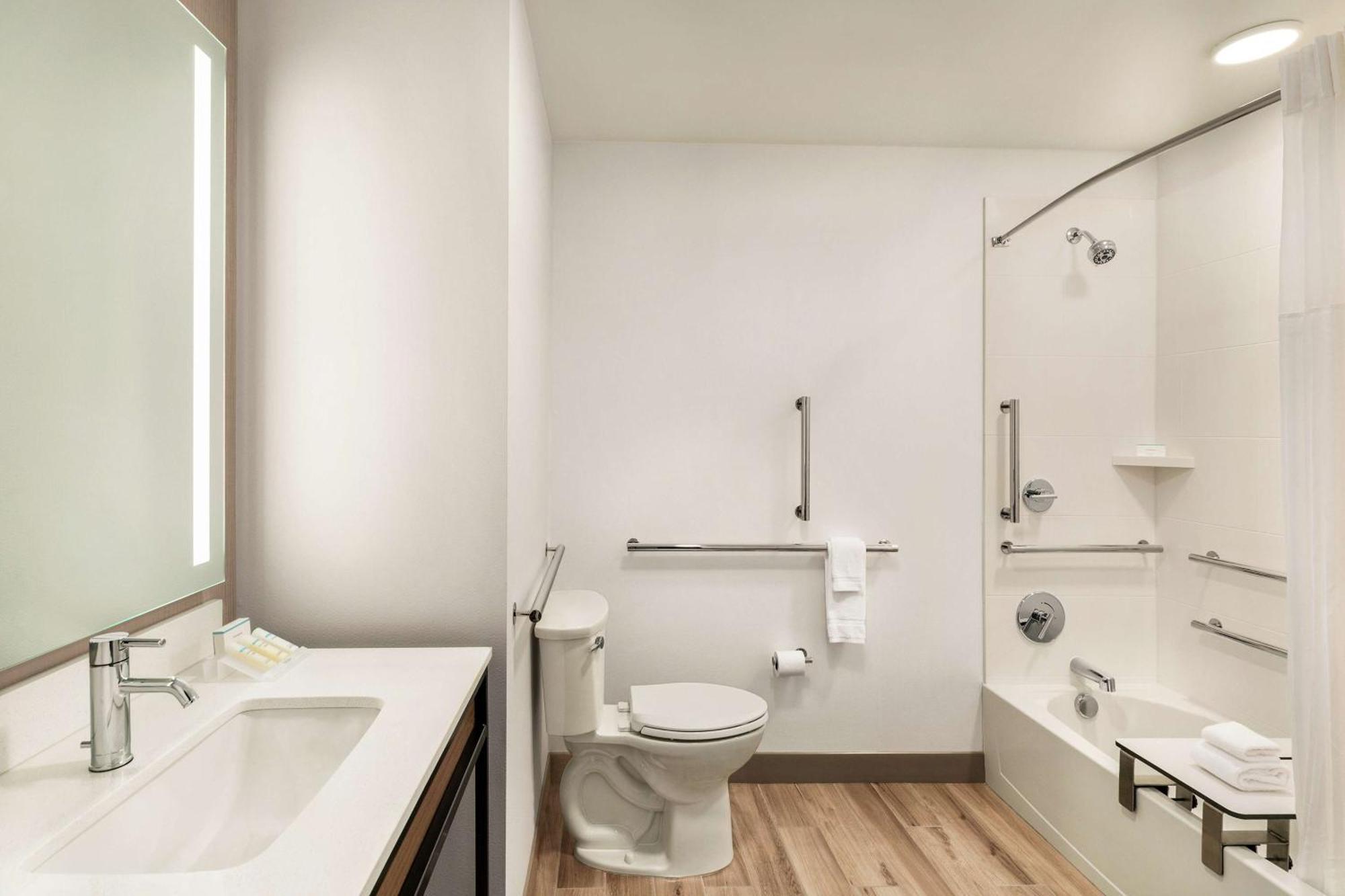 Queen Room Two Queen Beds Bath Tub Mobility Accessible